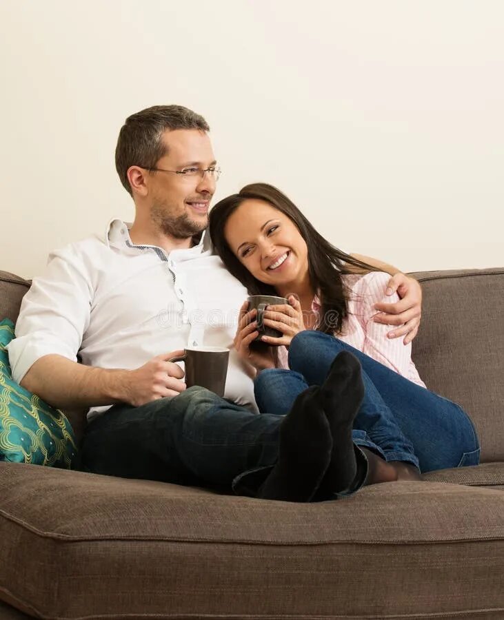 Пара на диване. Семья пара диван. Семейная пара на диване. Мужчина и женщина смотрят телевизор.