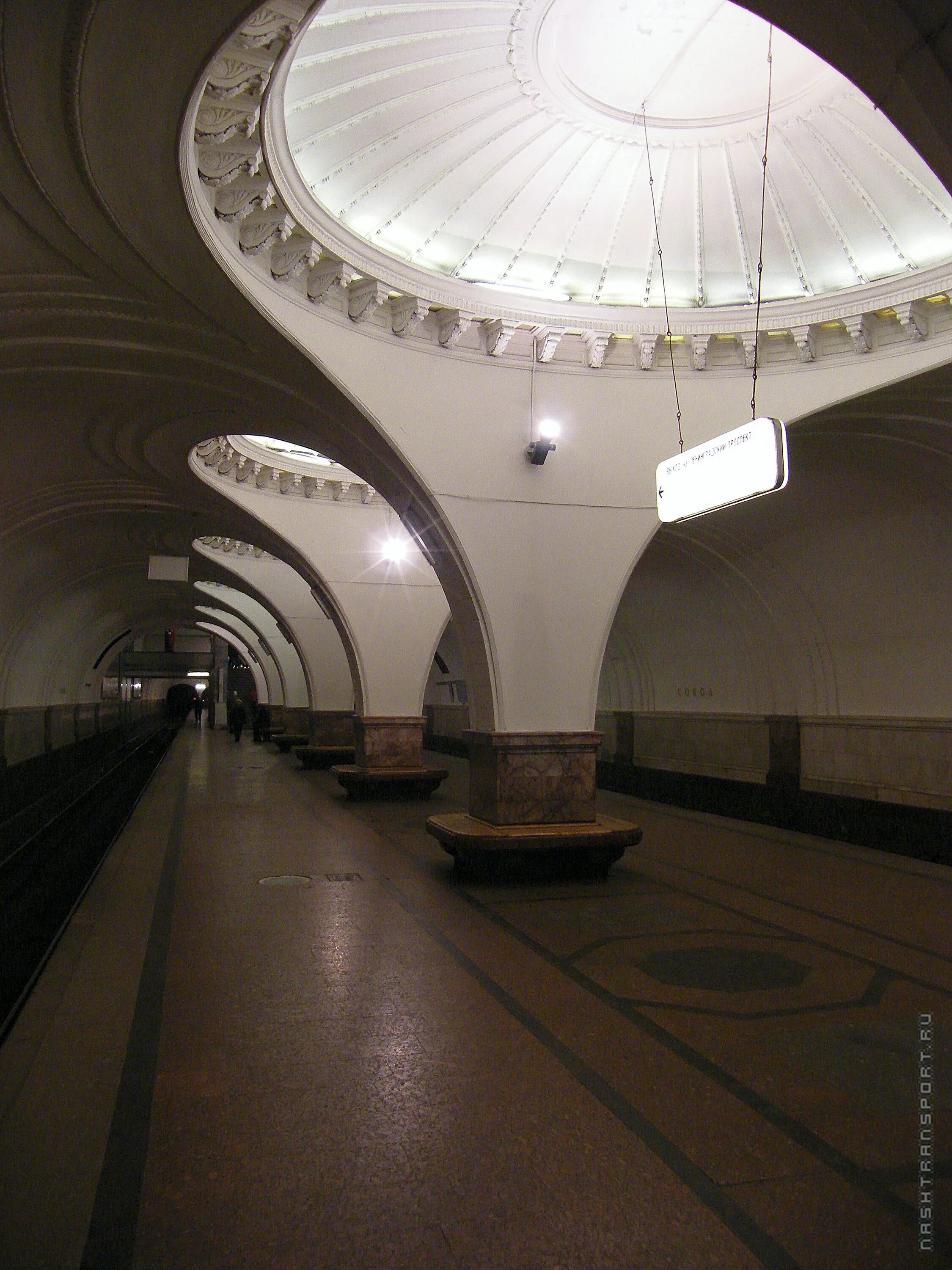 Станция метро сокол москва. Станция сокол москва. Станция метро сокол. Танция «сокол» московского метрополитена. Станция метро сокол вестибюль.