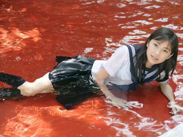 Слив японочек. Мокрая японская. Мокрая японская. У японок в школьном бассейне. Азиатки в мокрой одежде.