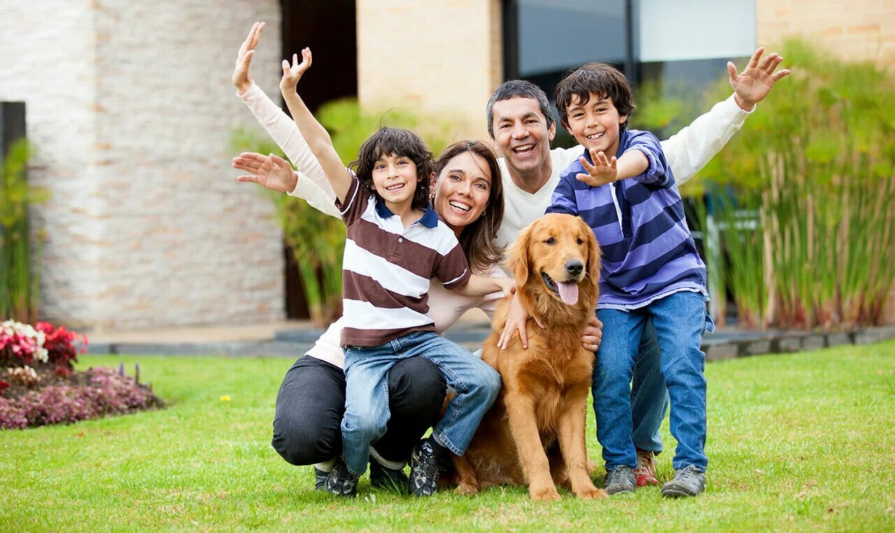 Pet family отзывы. Семья с питомцами. Счастливая семья с домом детьми и собакой. Счастливая собака. Большая семья с собакой.