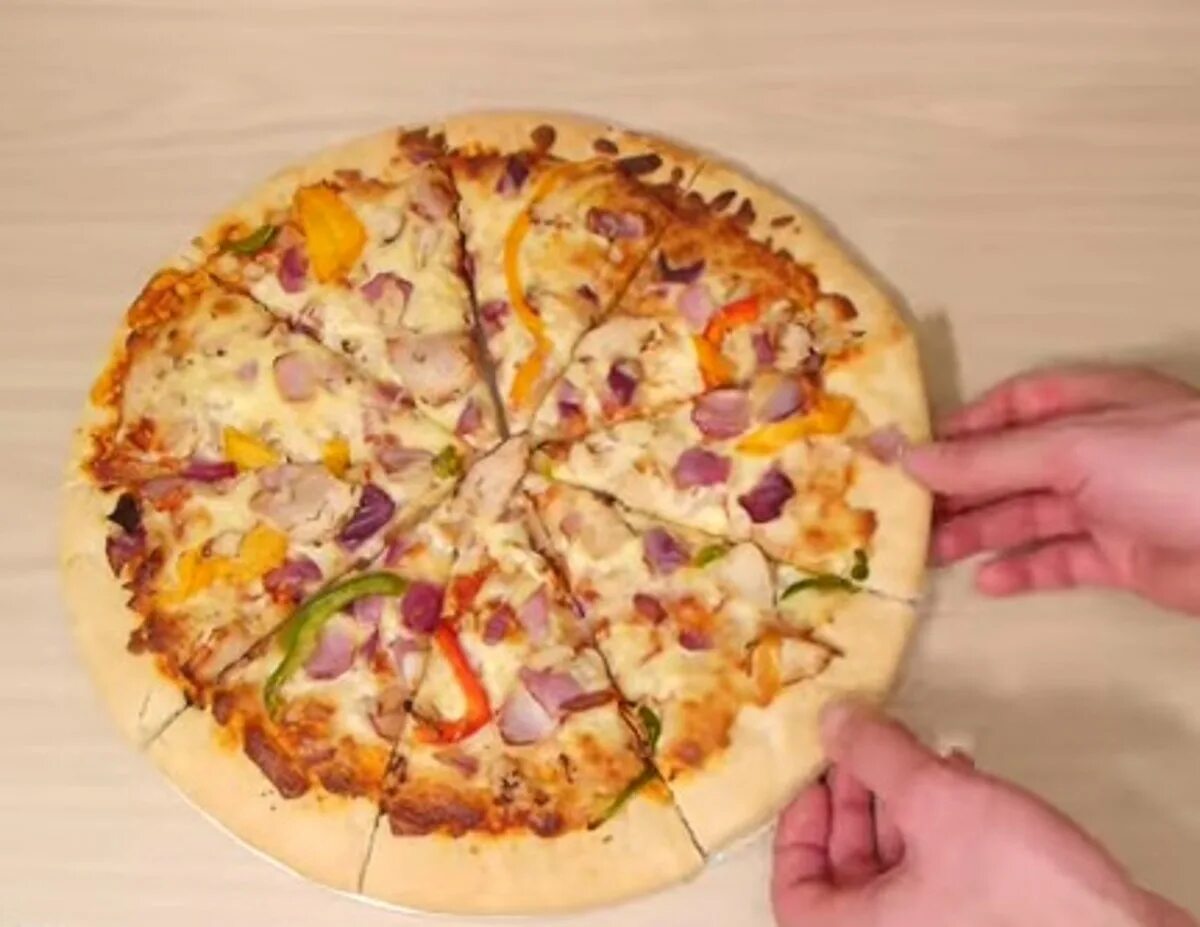 Пицца большие куски. Пицца порезанная. Пицца порезанная на куски. Пицца на 12 кусков. Порезать четвертинками пиццу.