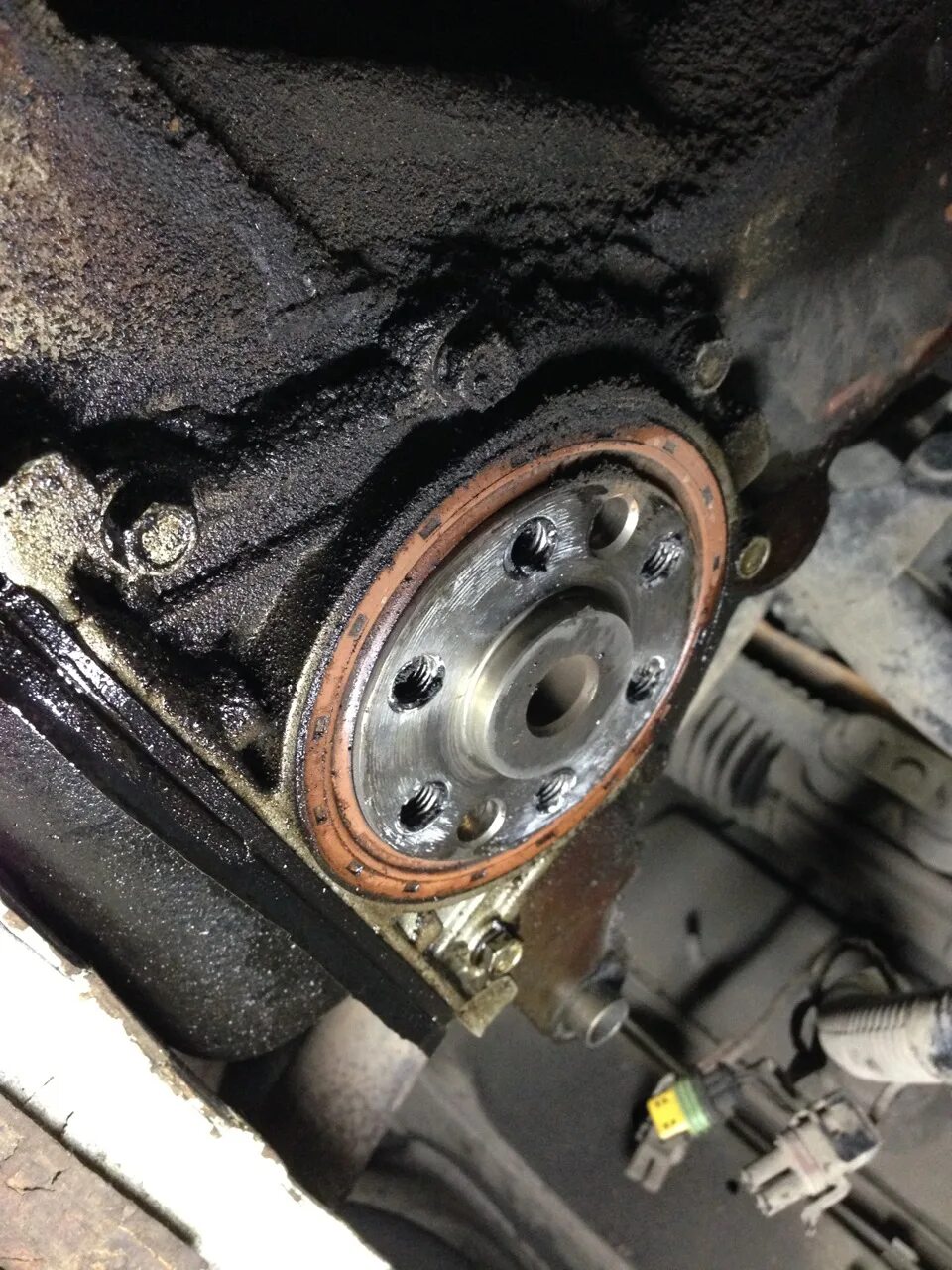 Mr20de сальник коленвала передний. Сальник коленвала 2с. Течь сальника коленвала к4м. Ваз 2110 выдавливает сальник коленвала. Меган 2 течет сальник распредвала.