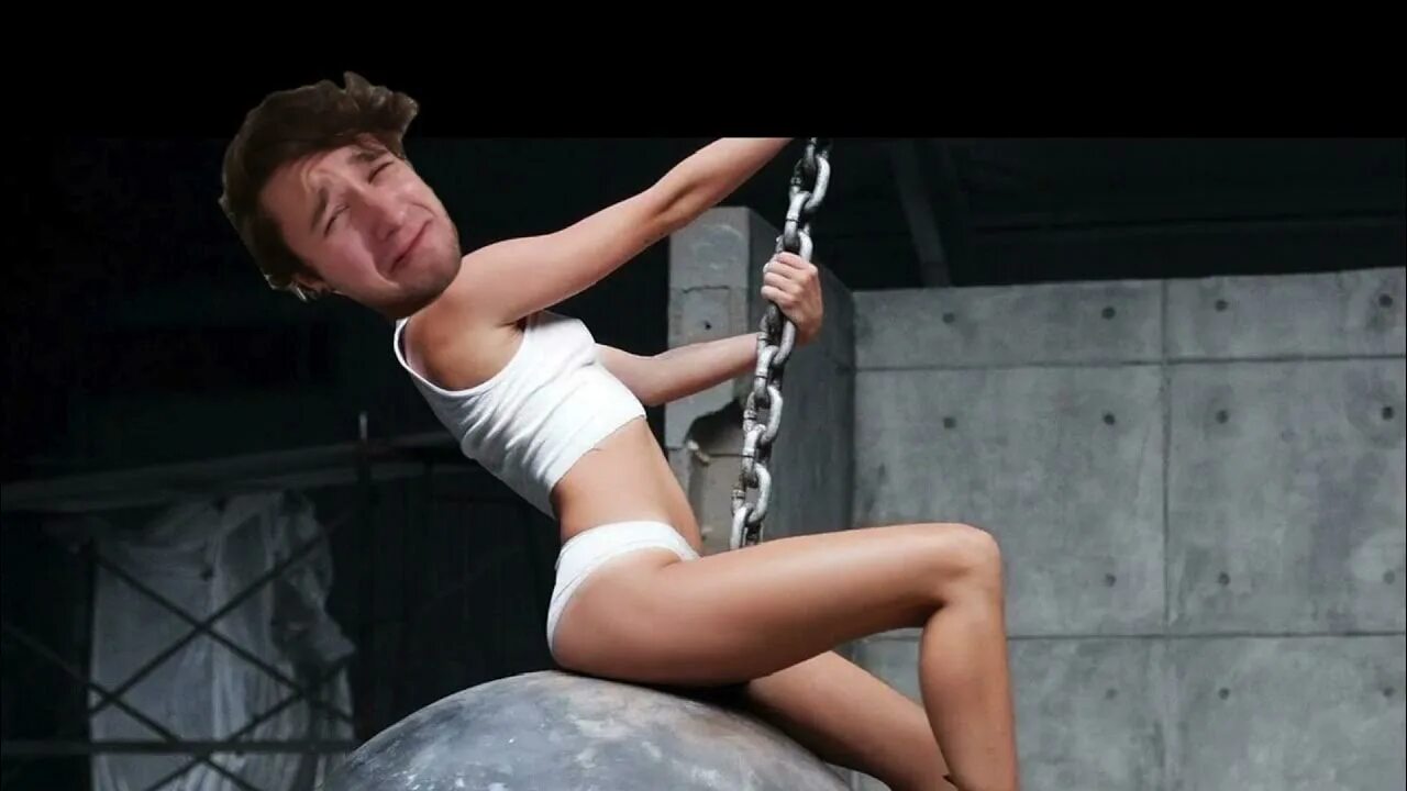 Wrecking ball минус. Майли сайрус на шаре. miley cyrus на шаре. майли сайрус wrecking ball. майли сайрус клипы.