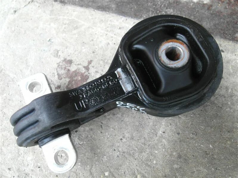 Honda cr-v 3 подушка двигателя. Подушка двигателя хонда црв. Подушка двигателя honda crv rd5. Honda cr-v 3 подушка двигателя. Подушка двигателя хонда срв 3 2.