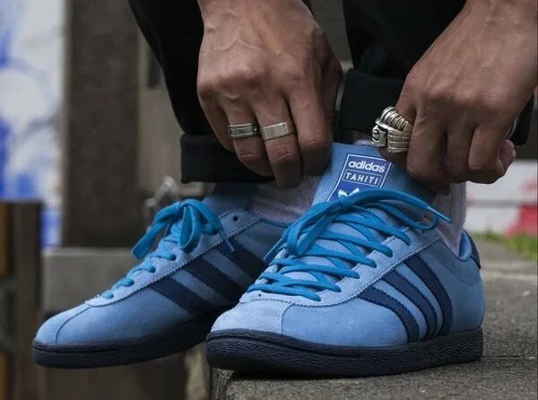 Адидаса задержали. Adidas Spezial 2022. Adidas Originals Tahiti кроссовки. Spezial adidas Broomfield. Adidas Broomfield голубые.