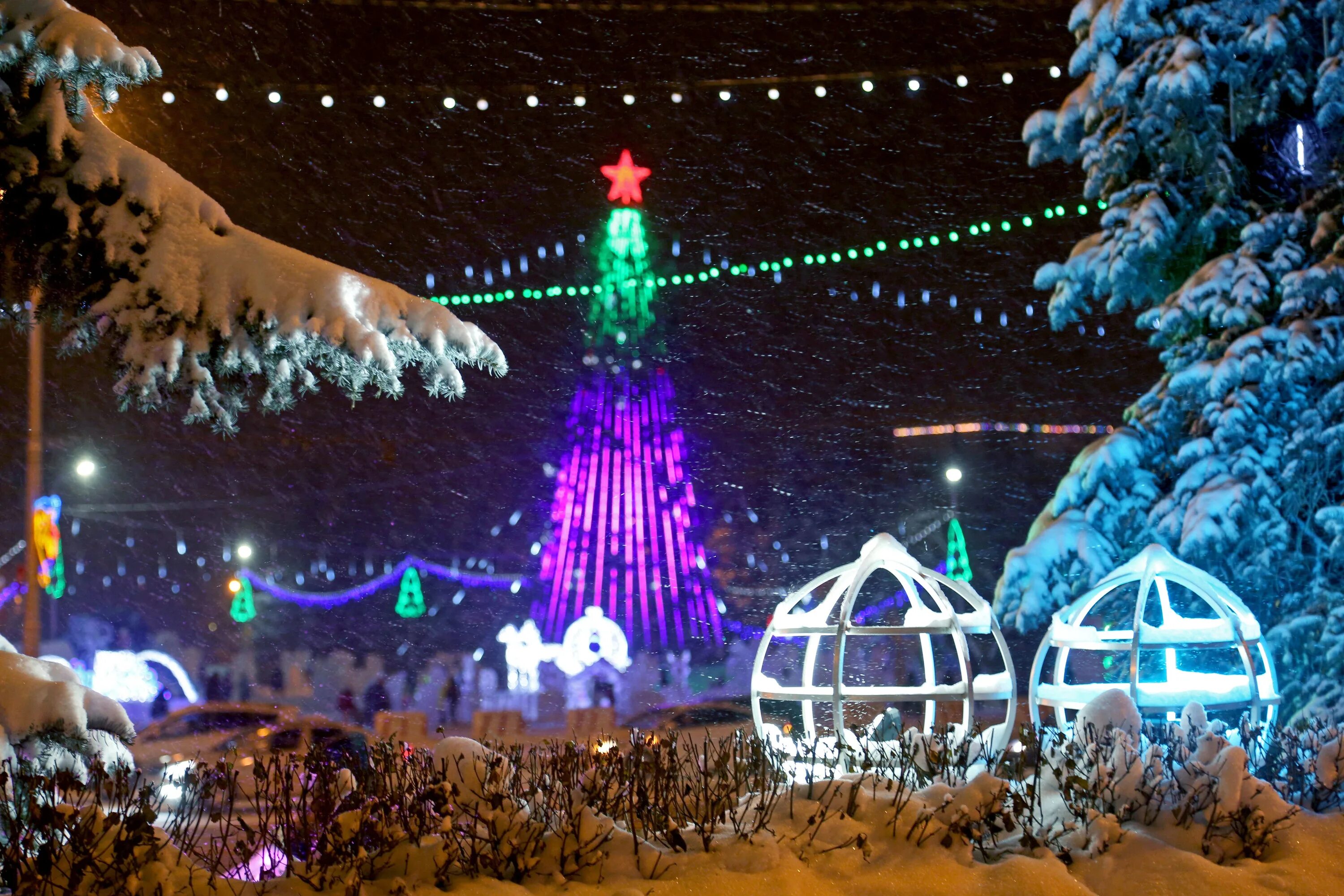 Новогодняя уфа. Елка на горсовете в уфе 2022. Новогодняя уфа фото. Горсовет уфа новый год. Куда сходить 2 января в уфе.