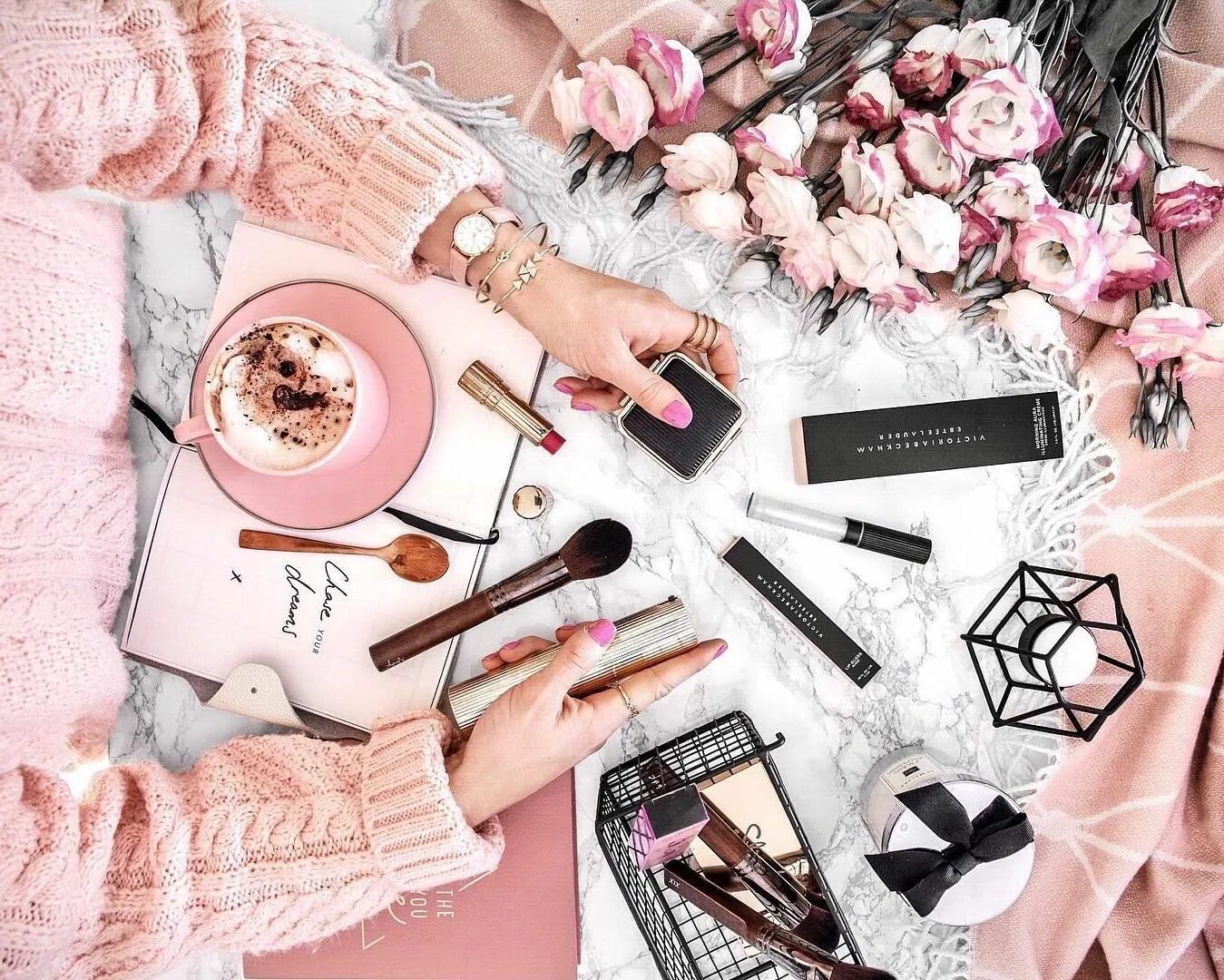 Картинки девчачьи секреты. Косметика для девочек. Красивые розовые вещи. Милые девчачьи картинки. Девчачьи дела.