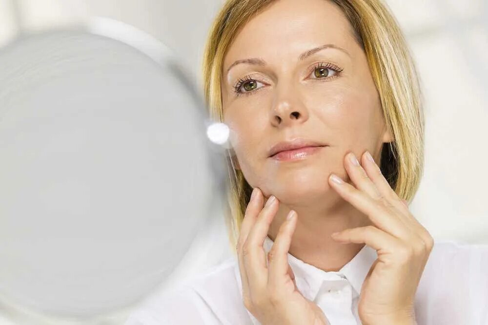 Возрастная кожа лица. Морщины на лице. Женское лицо с морщинами. Женщина с кремом. Упражнения для лица.