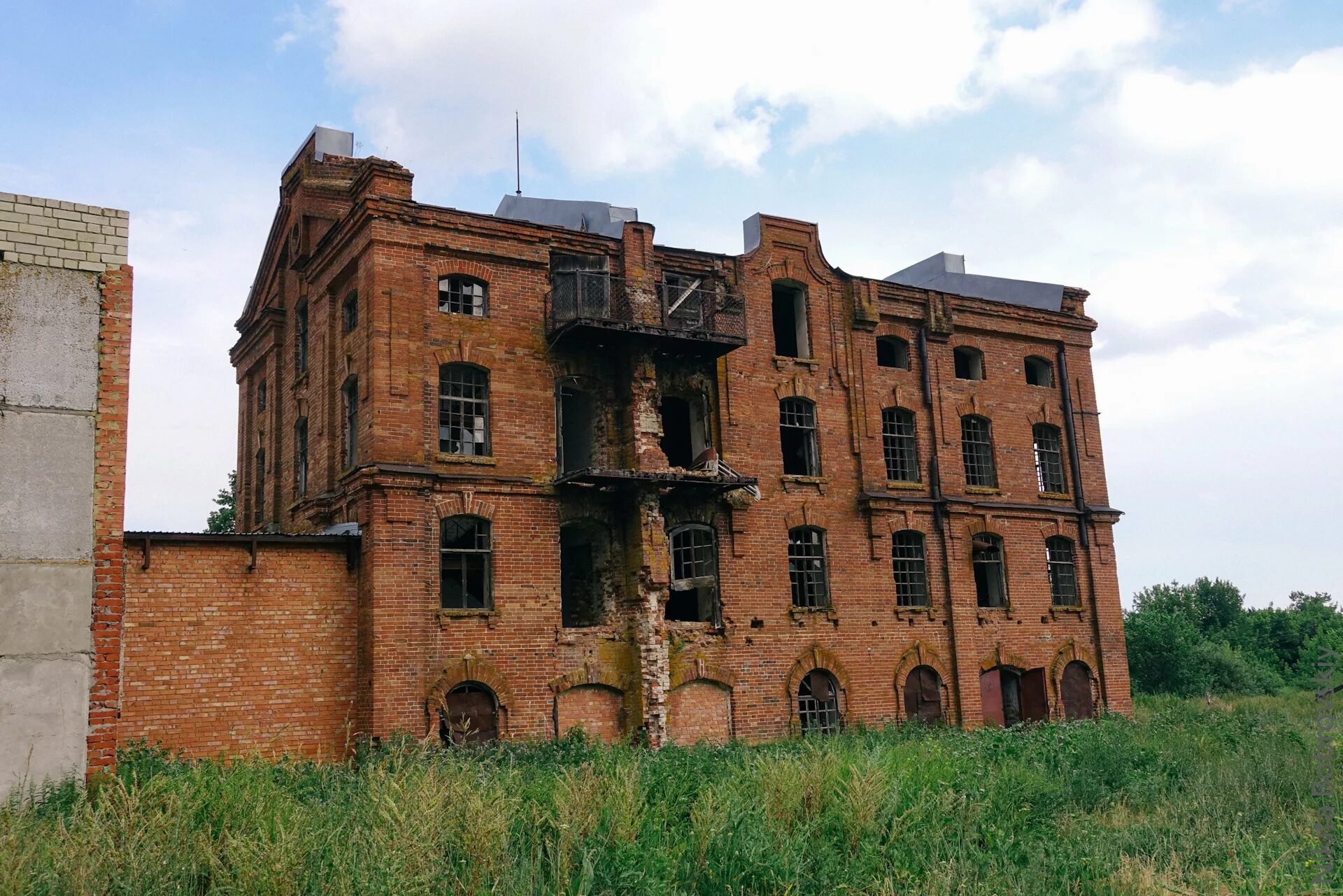 Старая мельница старый оскол. Кабановская мельница в Лобойково. Старинная мельница Черняховск. Мельница в Правдинске. Заброшенная мельница Протвино.