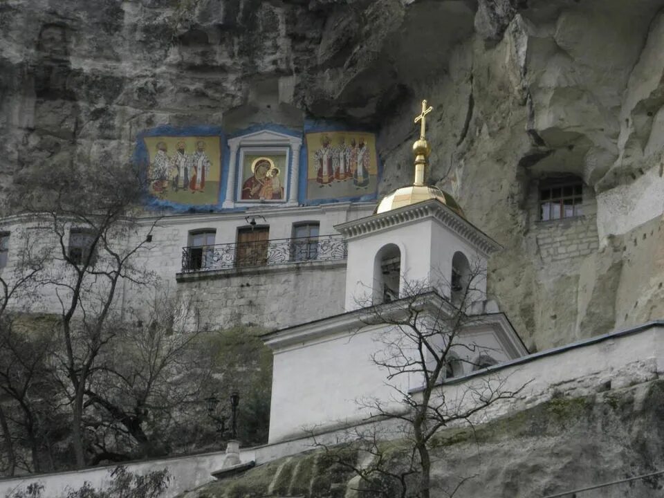свято-успенский пещерный монастырь бахчисарай. храм в скале в крыму. мужской монастырь в крыму в скале бахчисарай. успенский монастырь бахчисарай. храм в скале в крыму.