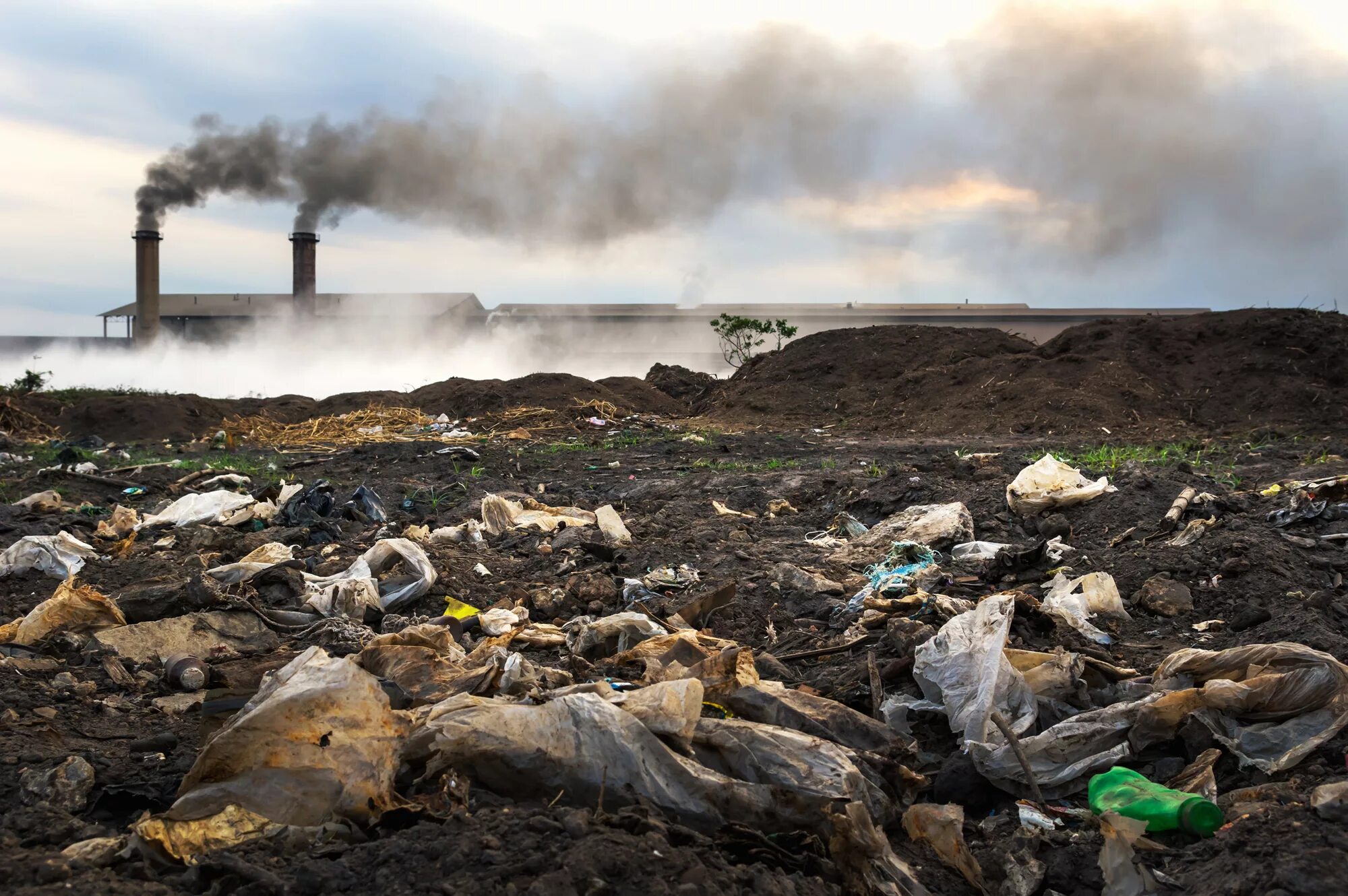 Выброс отходов производства. Загрязнение почвы. Загрязнение воздуха и почвы. Промышленные отходы. Загрязнение воды.