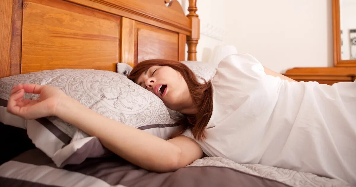She is sleeping. Женщина спит. Девочка спит. Спящие девушки. Сон девушки.