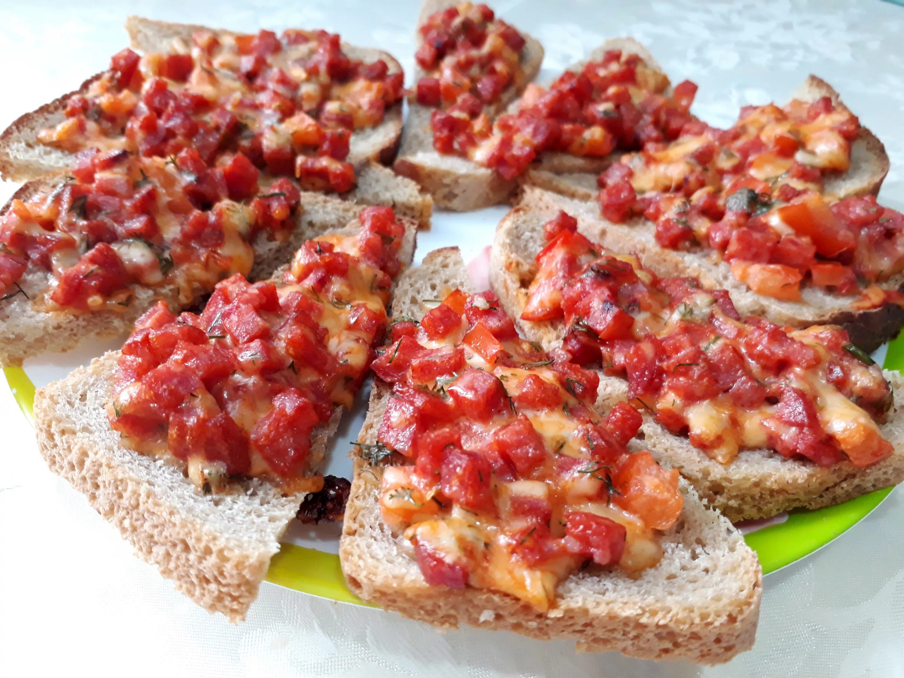 Мини пицца на хлебе. Пицца бутерброд. Пицца на хлебе в духовке. Пицца из хлеба. Пицца из хлеба.