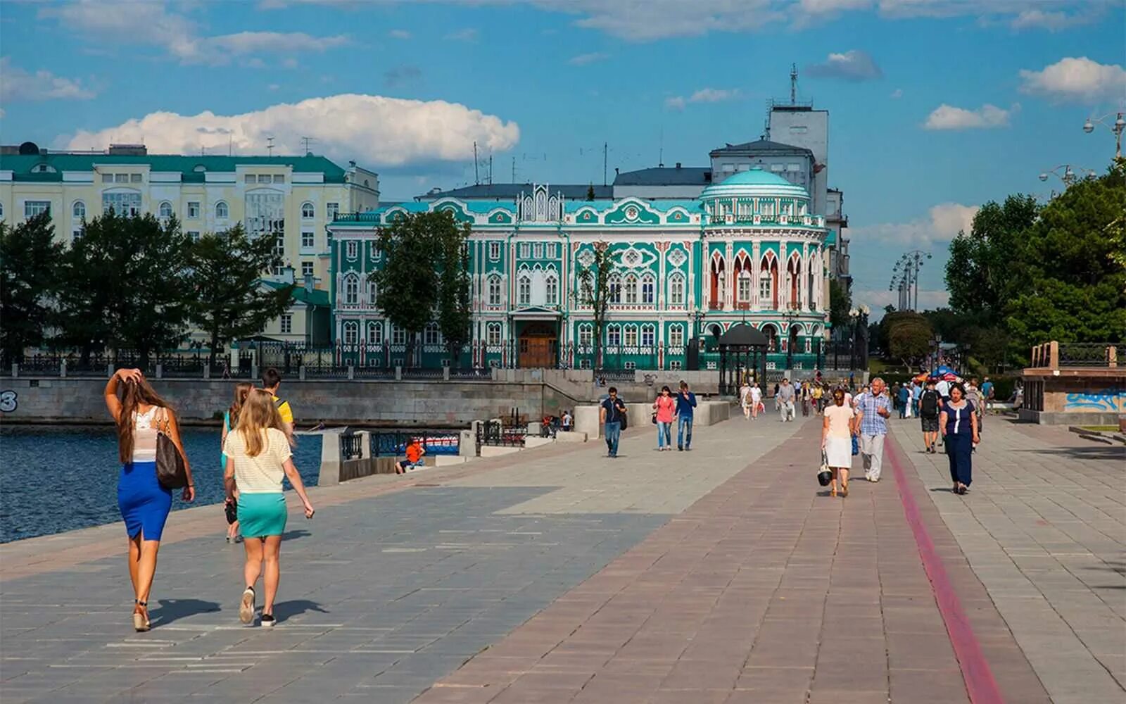 В екатеринбурге можно оформить. Туристы в ЕКБ. Обзорная экскурсия по Екатеринбургу. Плотинка Екатеринбург. Екатеринбург прогулка.