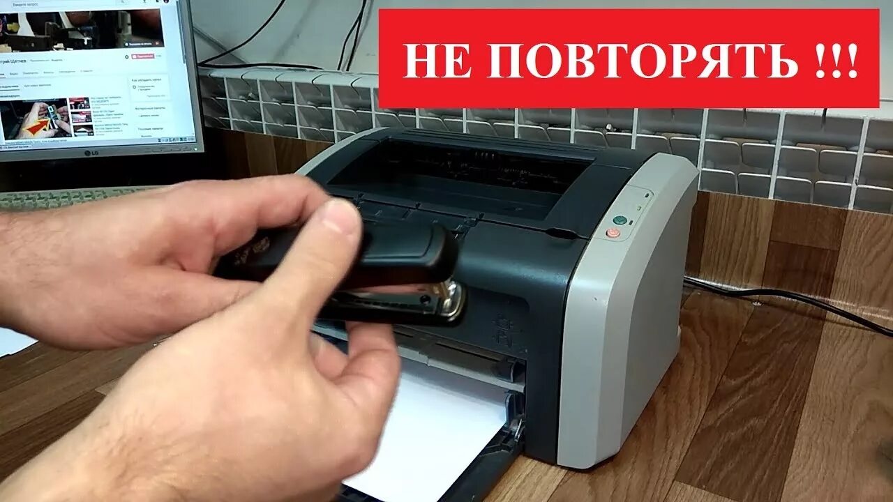 Принтер захватывает несколько листов. Скрепка в принтере. скобы для принтера. бумагу в принтер скрепок. в принтер попала скрепка.