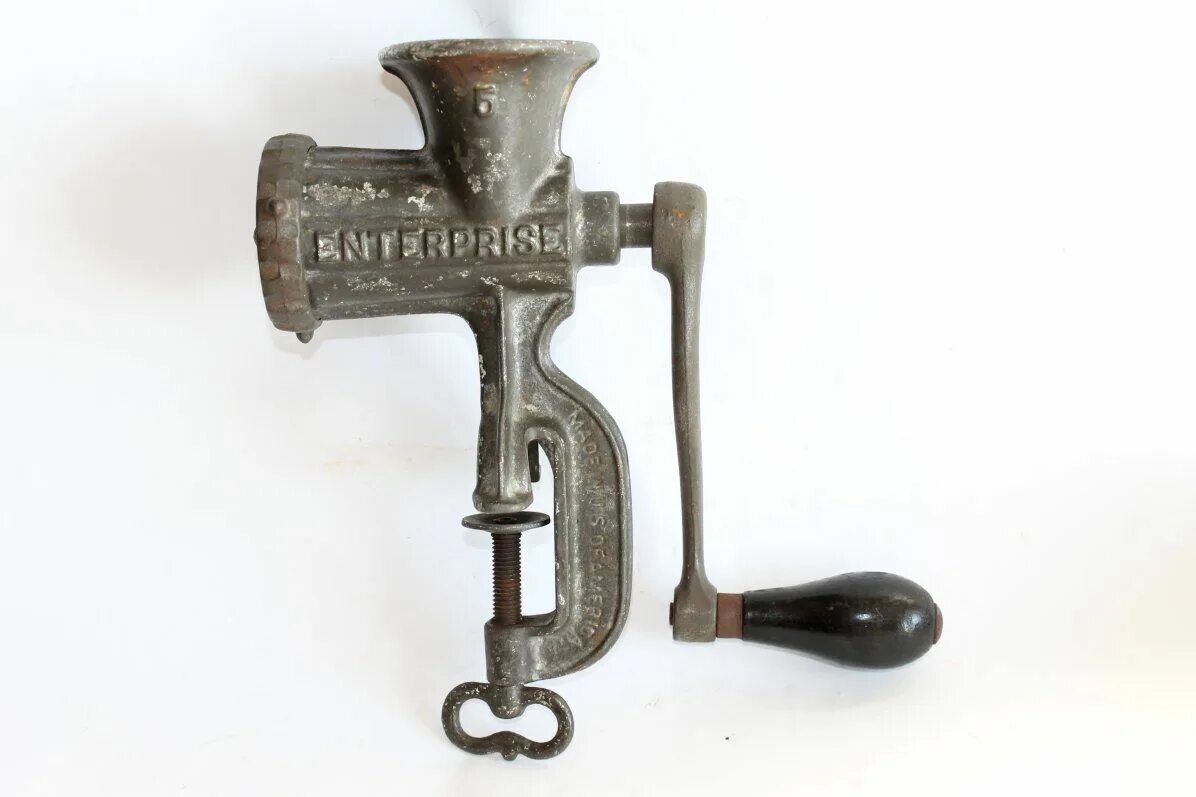 Мясорубка alexanderwerk 5. Советская мясорубка ручная. Мясорубка ссср чугунная назаринна. Мясорубка ручная. Старинная мясорубка.