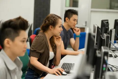 Студенты работают в магазинах