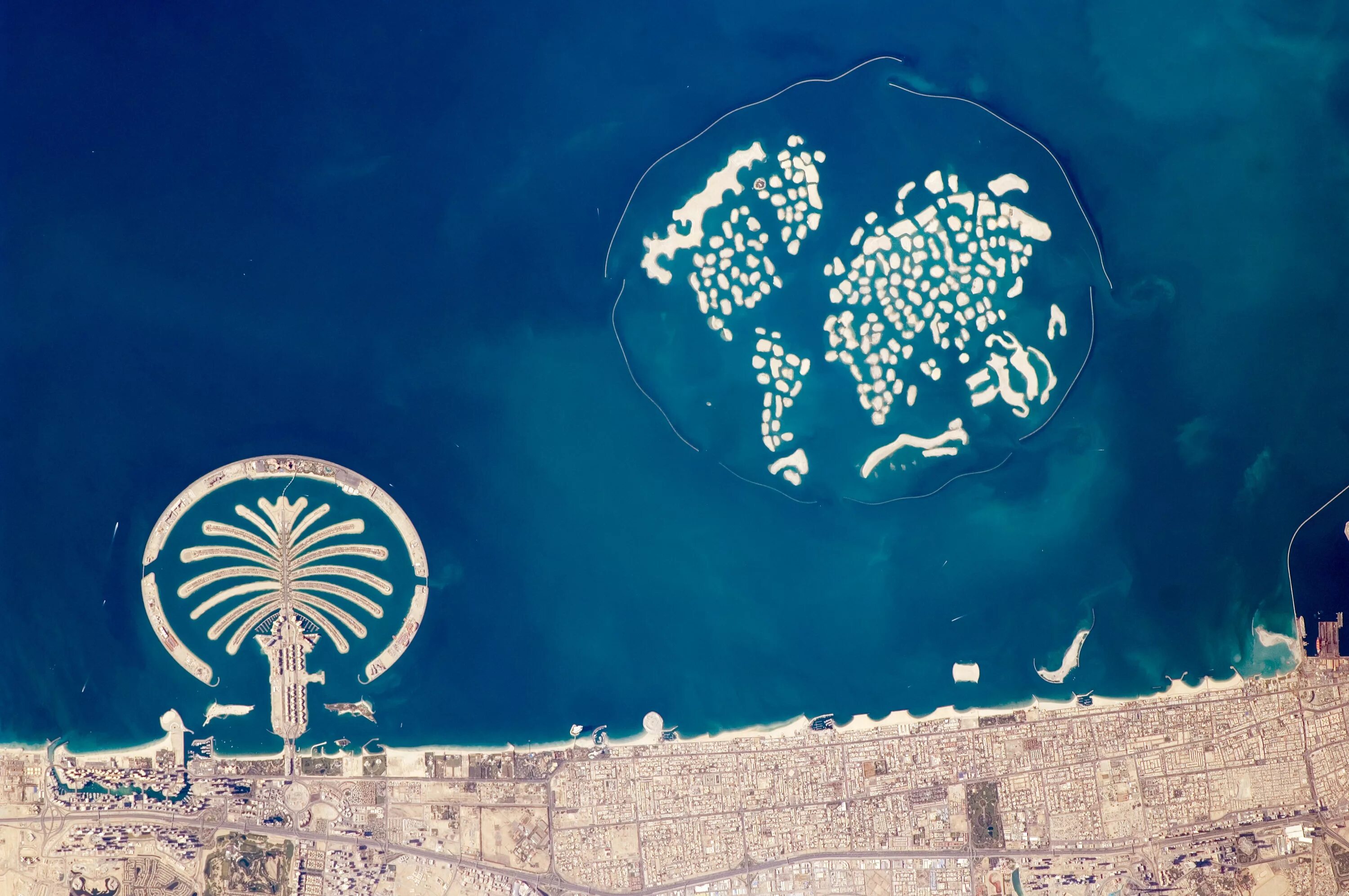 Man made world. World Islands Дубай. Дубай остров Пальма Джумейра. Дубай искусственные острова мир. Искусственный архипелаг мир в Дубае.