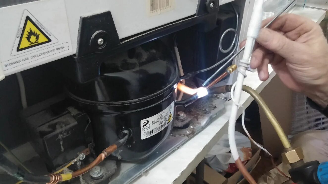 Холодильник бирюса 18с неисправности вода течет. Заправочная трубка холодильника. Неисправность холодильника выключается. Компрессор включается и выключается. Холодильник часто включается и выключается.