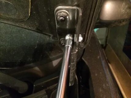 Крепление газового упора багажника