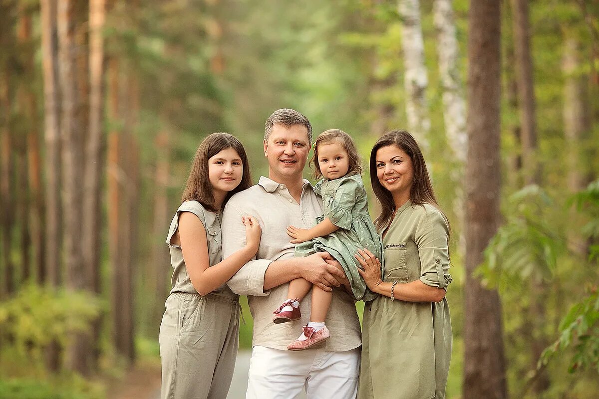 Со взрослой на природе. Семейная фотосессия. Семейная фотосессия на природе. Семья на природе. Фотосессия семьи на природе.