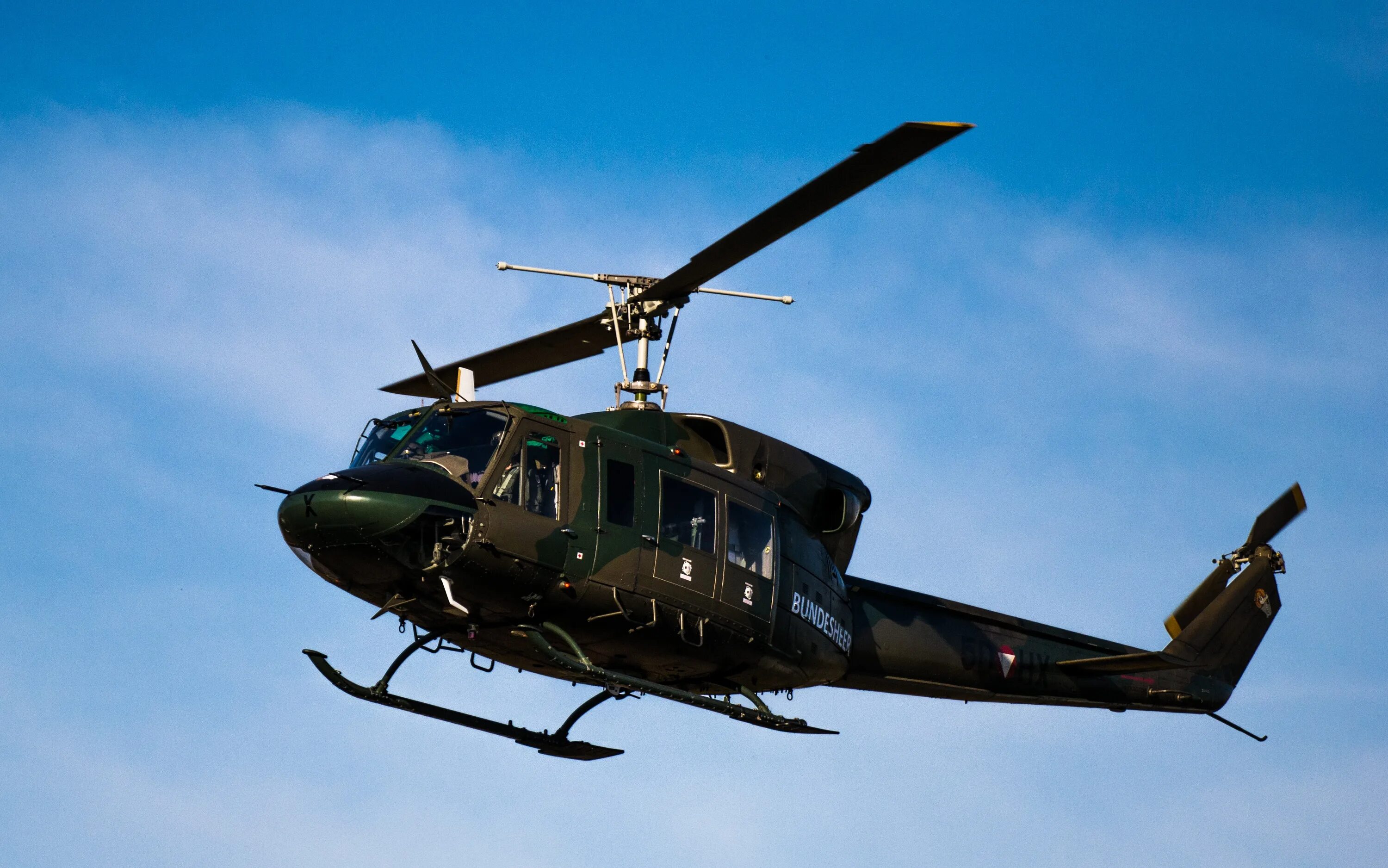 Вертолет самолет человек. Хеликоптер АРМИ. Uh-1 Iroquois. Самолеты и вертолеты. Военный вертолет.