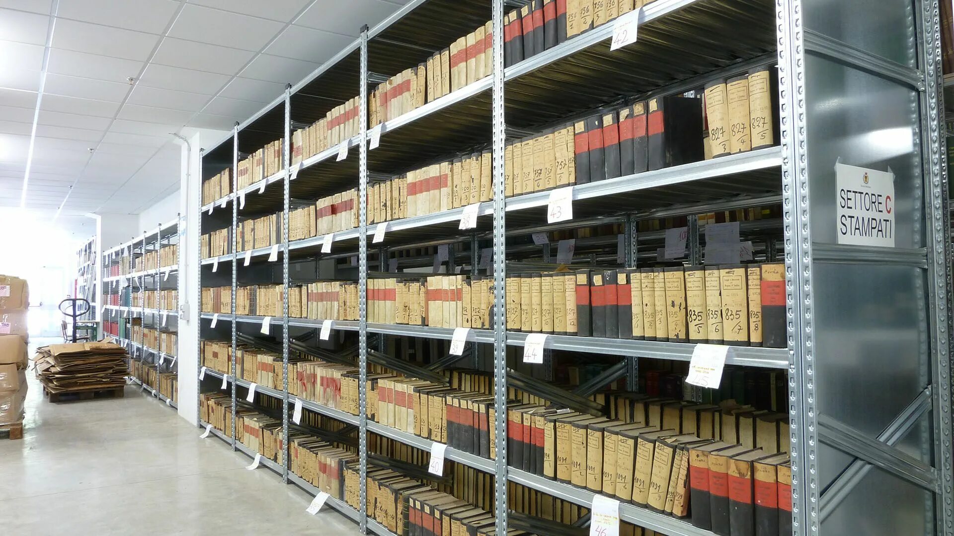 Хранение на складе. Шкаф стеллаж для архива. Нумерация полок. Стеллажи для архивохранилища. Пронумерованные стеллажи в архиве.