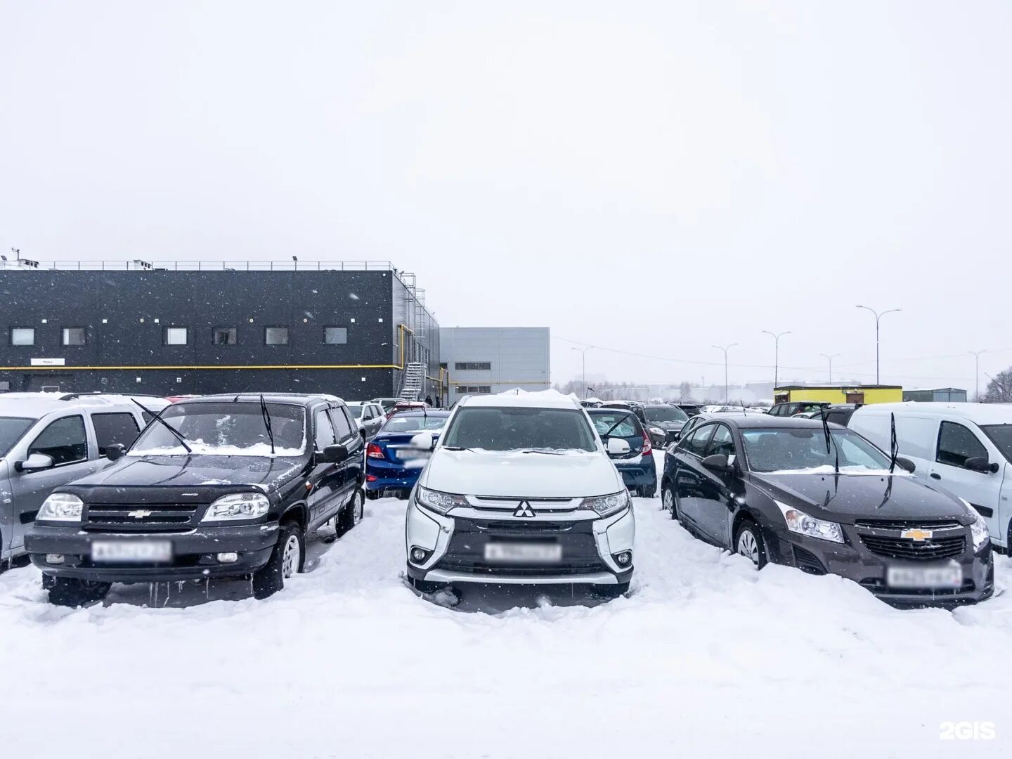 Продажа авто в челябинске. Марпосадское шоссе 29 Чебоксары автосалон. Автосалон зимой. Автомобили с пробегом зимой. Авторынок Чебоксары машины.