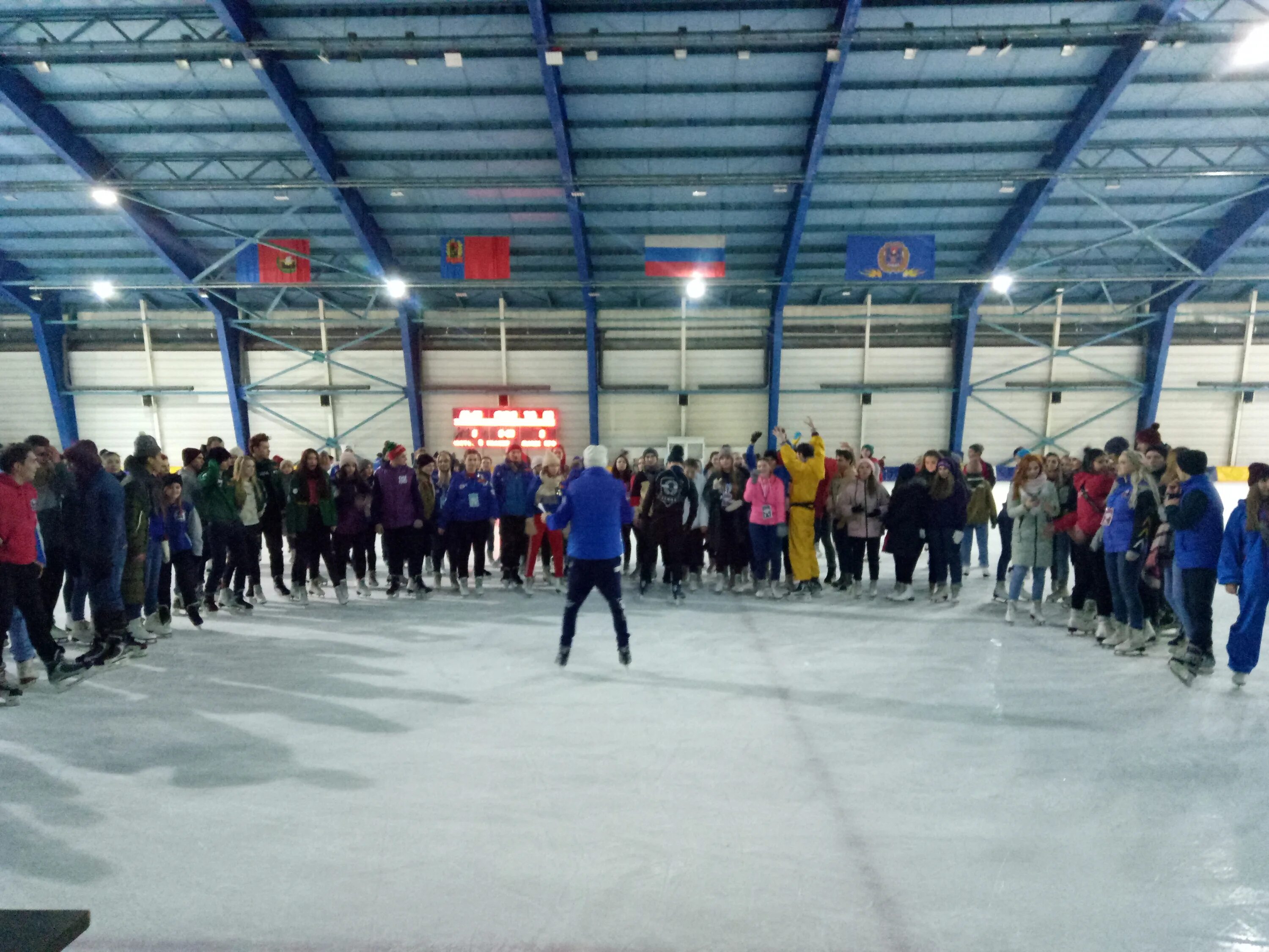 Каток Химик Кемерово. Крытый каток Химик Кемерово. Стадион Химик Кемерово каток закрытый. В Кемерово каток на стадионе. Расписания стадиона химик