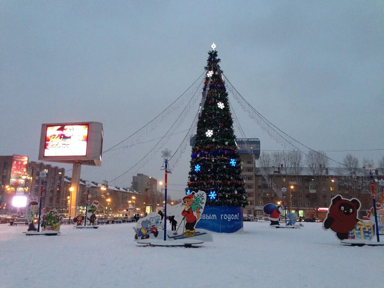 Программа нового года тюмень. Тюмень площадь цветной бульвар ледяной городок. Центральная елка в тюмени. Супер эби конкурсы афиша. Площадь 400 летия тюмени.