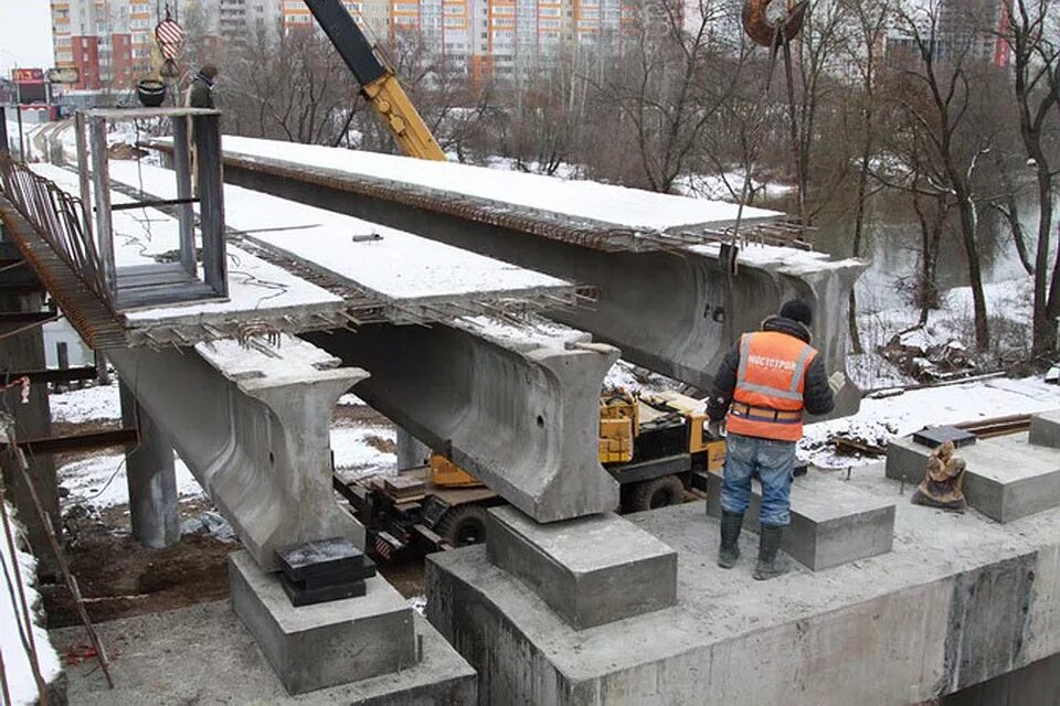 Монолитные мосты. Ж Б балки пролетного строения. Металлоформы балок пролетного строения. Поддомкрачивание балок пролетного строения. Ригель пролетного строения.