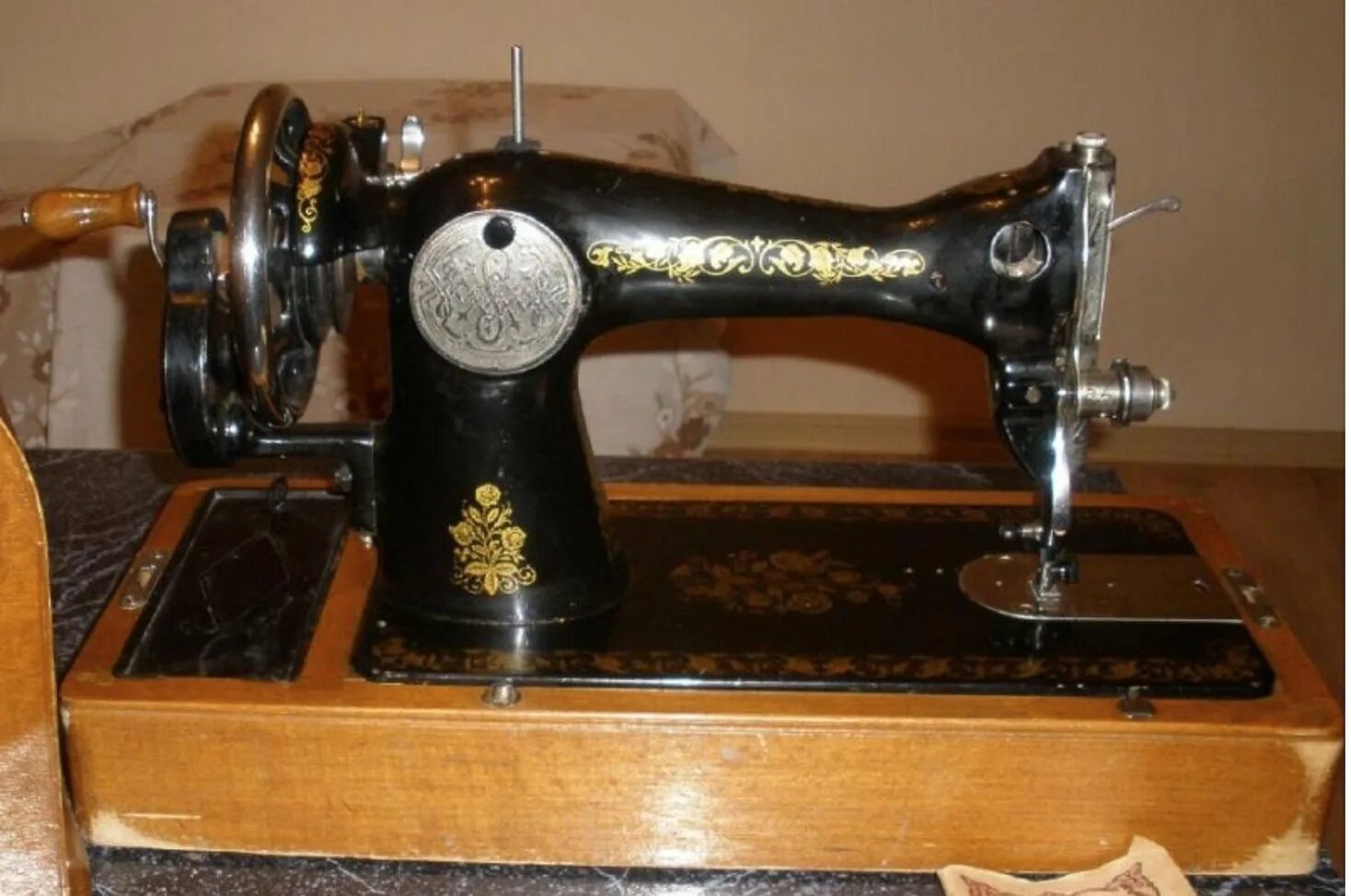 Швейная машинка 55. Швейная машинка Чайка Зингер. Сингер швейная машинка 1950. Подольск 1а швейная машинка. Швейная машинка Подольск Зингер Старая.