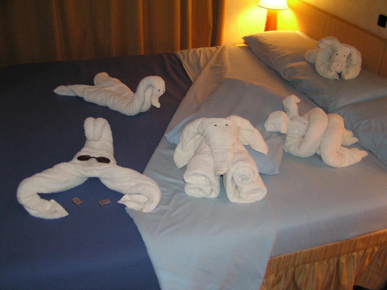 Изделия из полотенец. Фигурки из полотенец. Фигурки из полотенец в отелях. Фигурки из полотенец для гостиниц. Фигуры на кровать из полотенец.