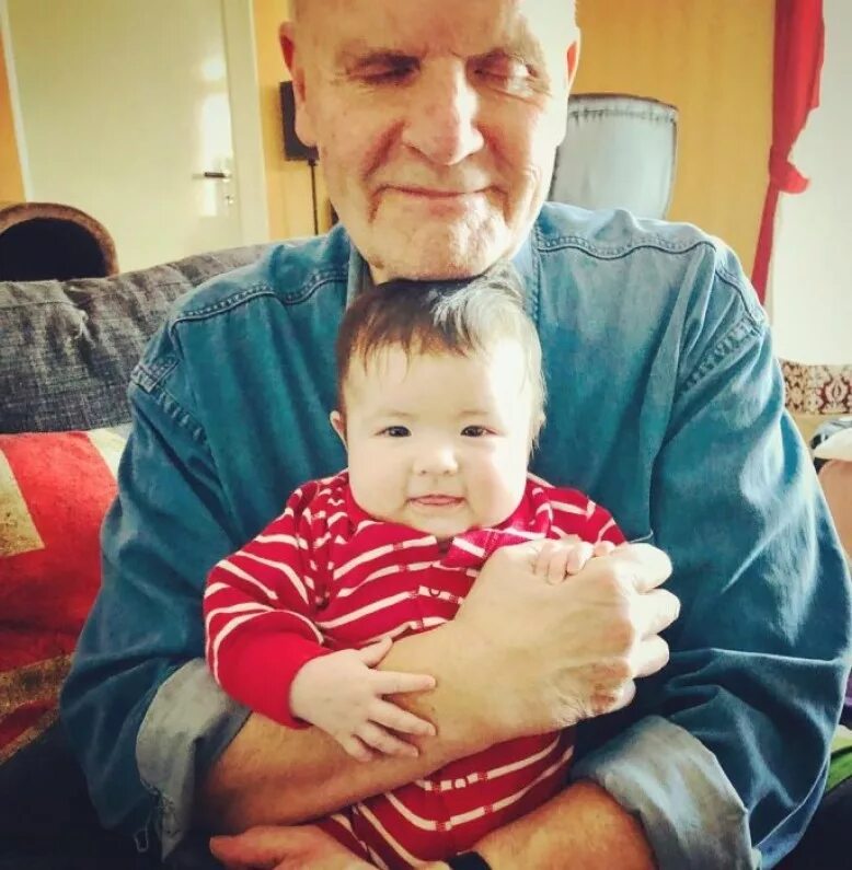 Бабушка с ребенком. Старушка для детей. Как живут внуки. Бабушка откормила внука. Бабушка кормит внука.