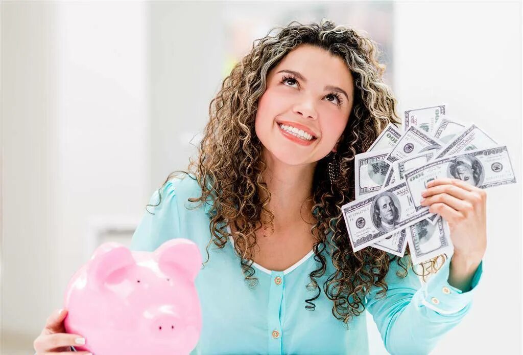 Женщина притягивающая деньги. Девушка с деньгами. Счастливая женщина с деньгами. Фотосессия с деньгами. Радостная девушка с деньгами.