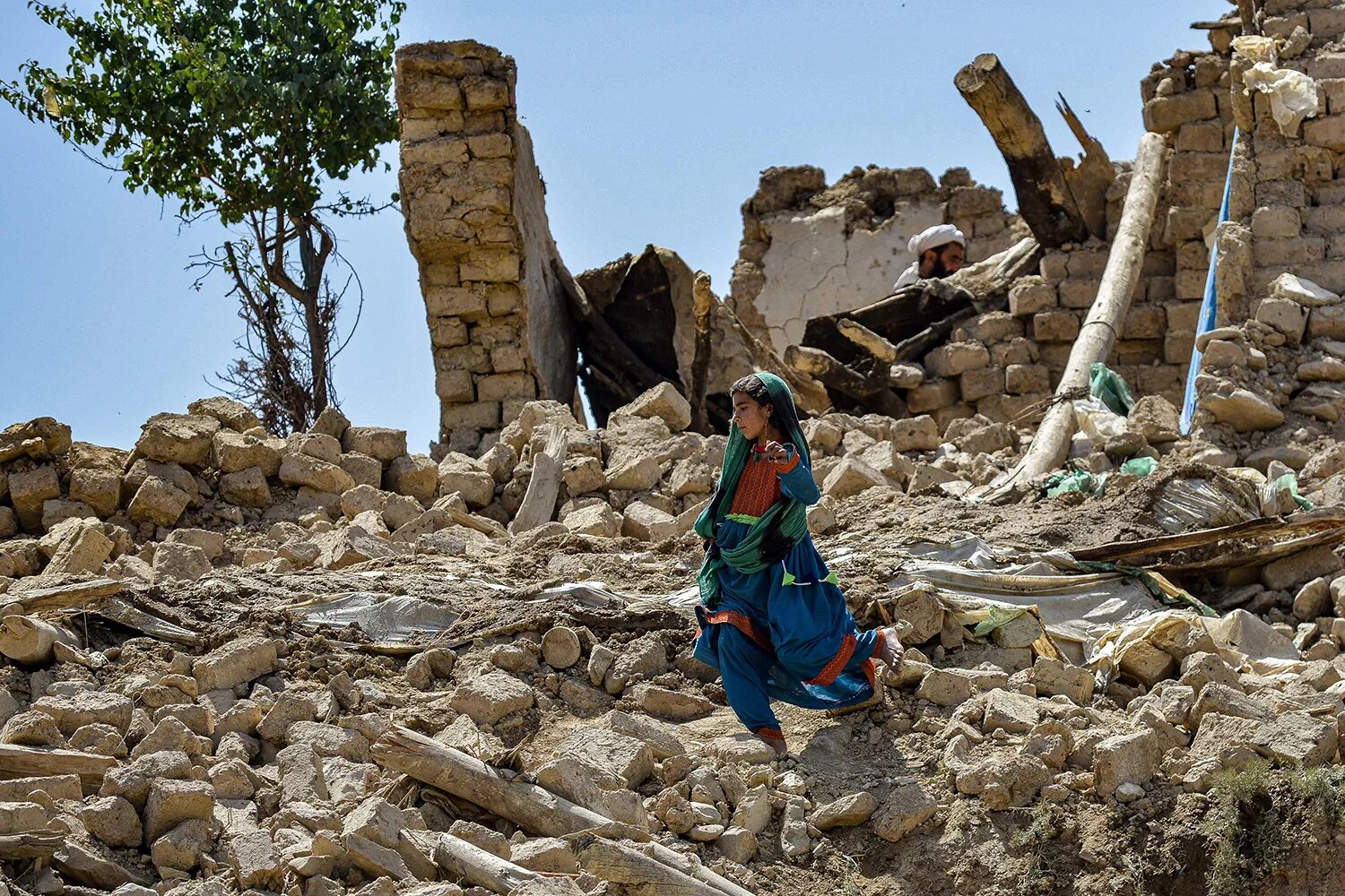 Землетрясение в Афганистане 2023. Здания после землетрясения. Разрушенный дом после землетрясения. Пакистанское землетрясение. Землетрясение видел