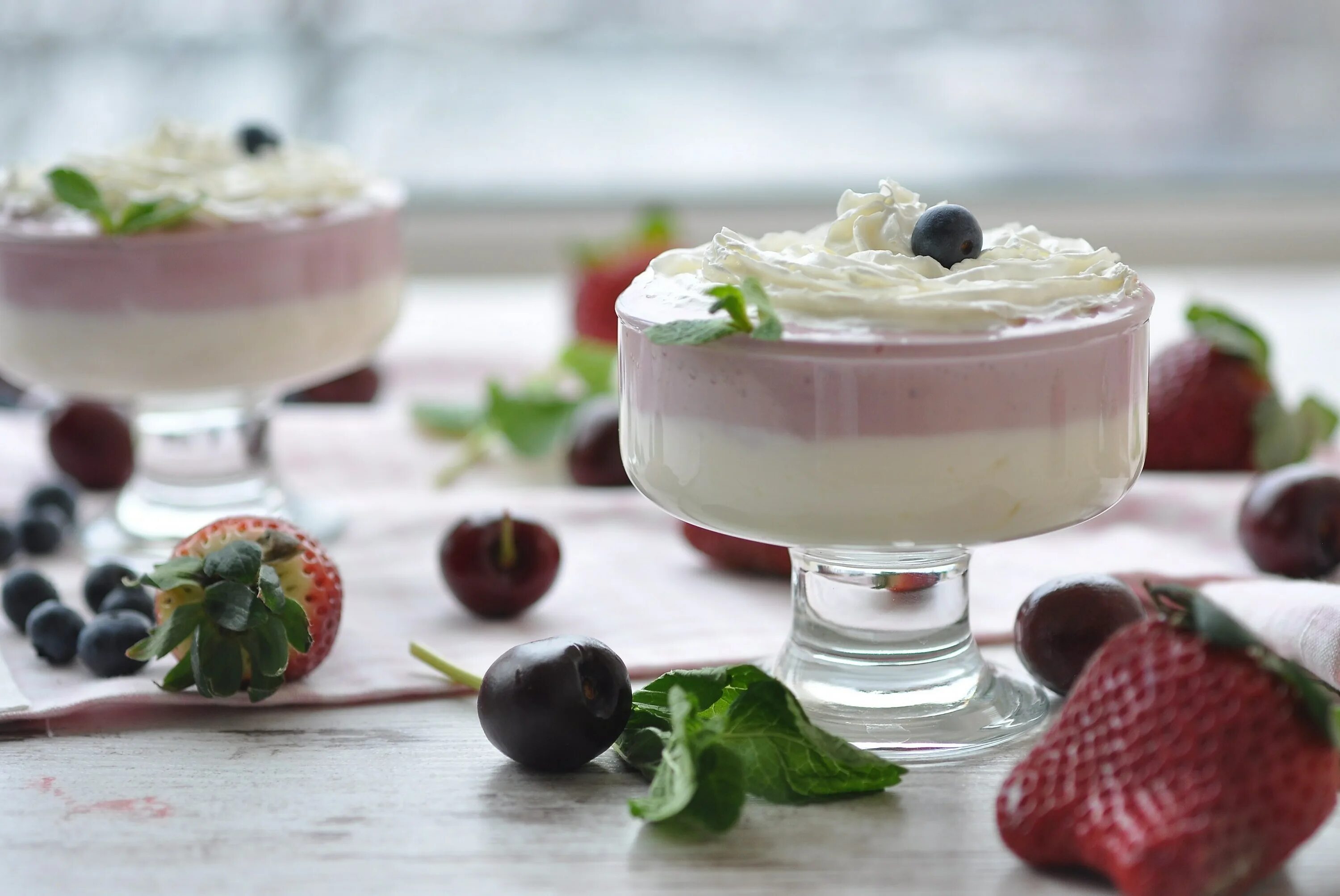 Трайфл клубничный мусс. Трайфл панакота. Десерты с фруктами. Десерты с творогом и ягодами. Десерты с фруктами.