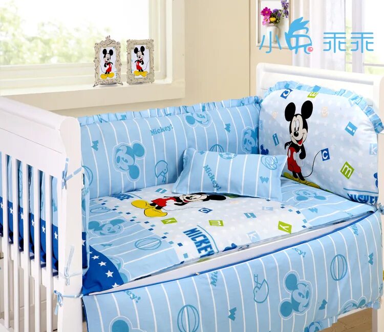 Комплект постельного для новорожденного. Бортики в кроватку Микки Маус. Бортики в кроватку для новорожденных Микки Маус. Кровать Микки Маус для новорожденных. Бортики в детскую кроватку Микки Маус.
