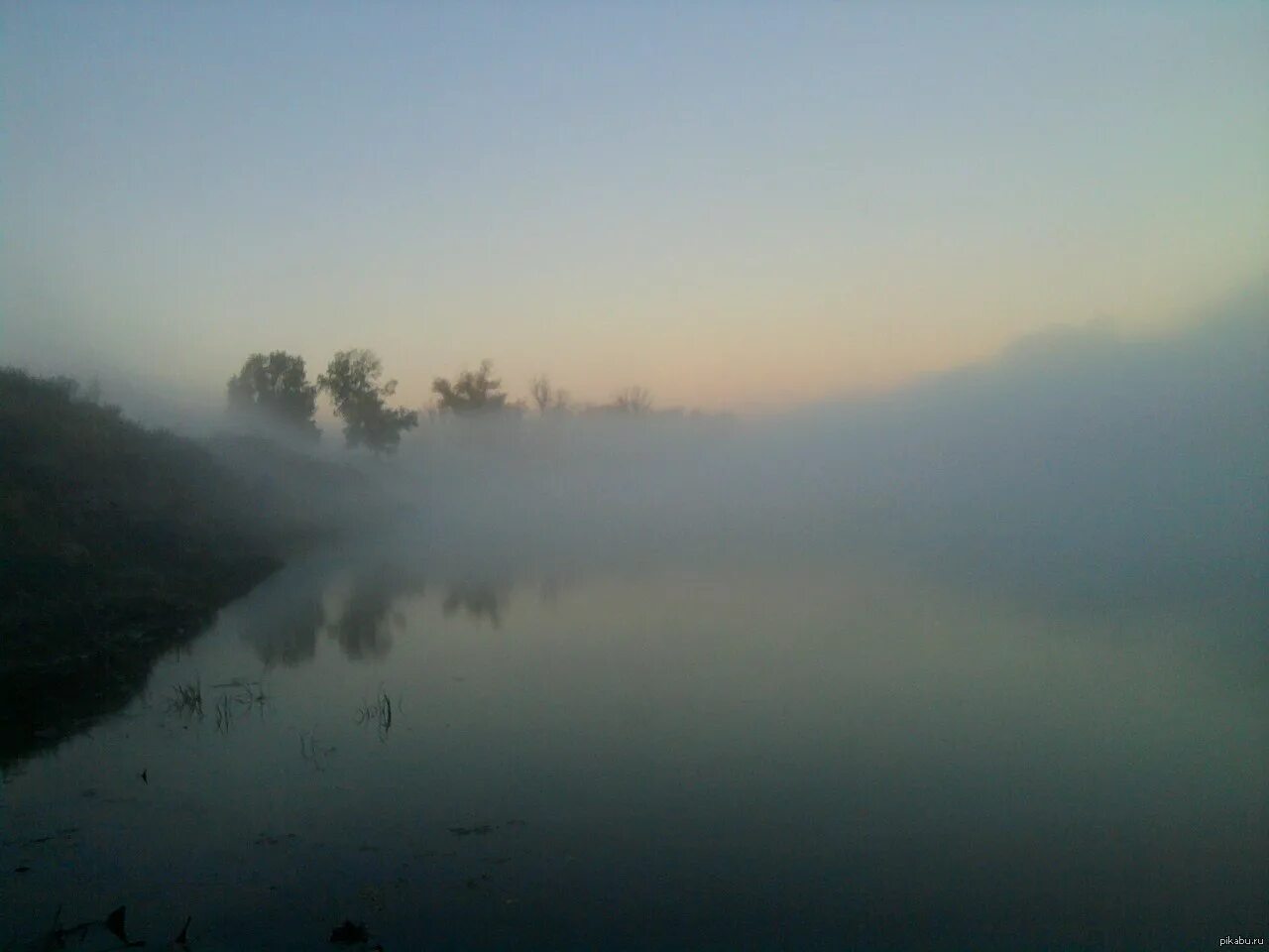 Песня над рекой туман сизый дым. Река дымка. Итуруп в тумане. Туман над рекой. Густой туман на реке.