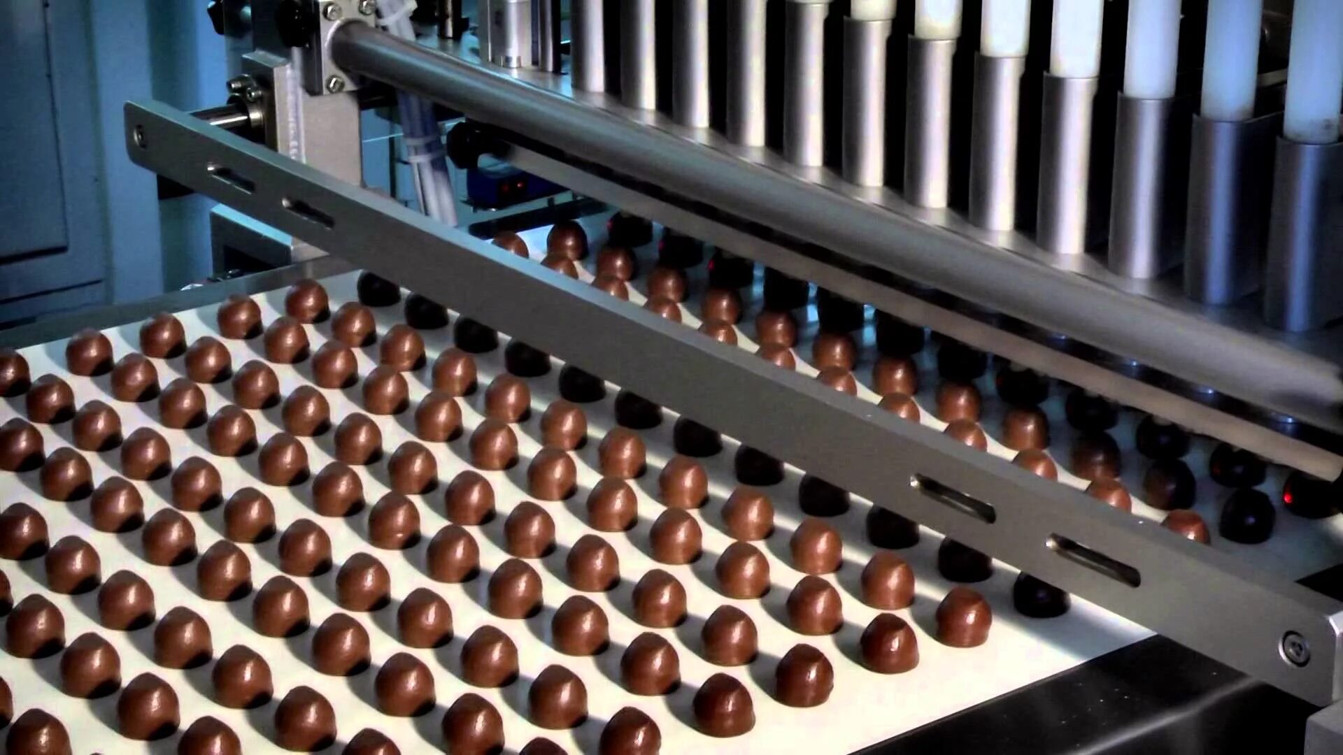 Шоколад фабрики конфет. Конфил кондитерская фабрика. Шоколадная фабрика в Волгограде Конфил. Конвейер на кондитерской фабрике. Шоколадная фабрика конвейер.