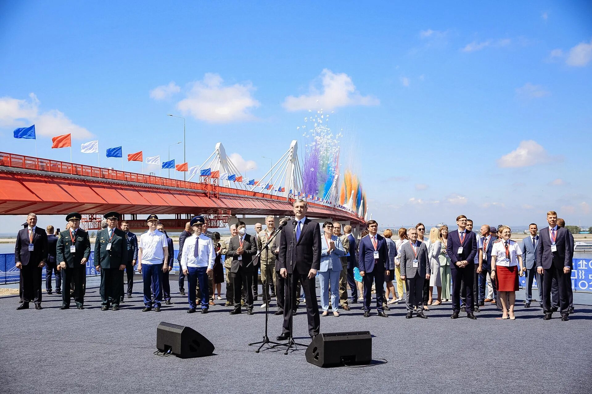 Открыли новый мост. Открытие моста Благовещенск Хэйхэ. Автомобильного трансграничного моста Благовещенск — Хэйхэ. Мост через Благовещенск в Китай. Мост из Благовещенска в Хэйхэ.