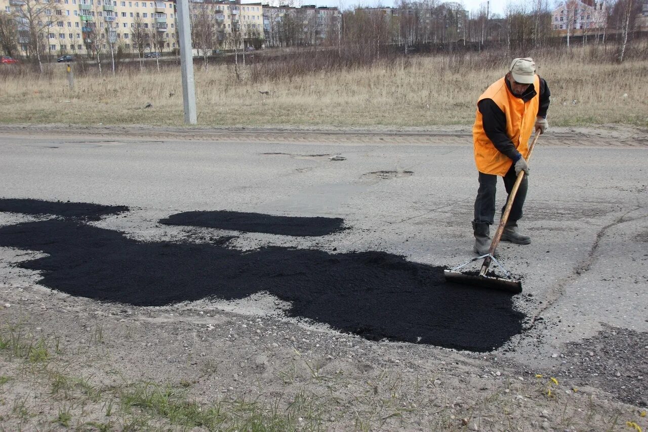 Ямы на дорогах. Заделка ям на дороге. Заделывание ямы. Учреждения ям