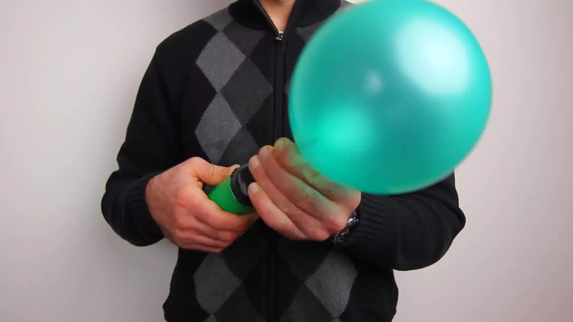 Надуваем зеленые воздушные шарики. Надувает шарик. Надуваем воздушные шары. Насос для надувания шаров. Насос надувать шарики.