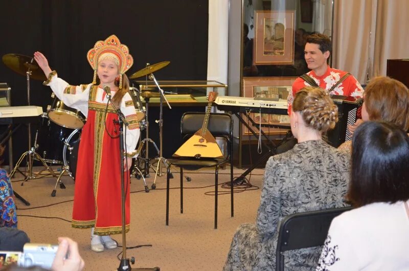 дши фольклор. большевяземская гимназия голицыно. маслянинская дши. дши фольклорная. стенд для якутского фольклорного отделения школы искусств.