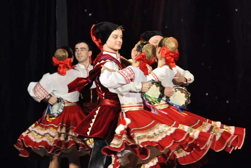 казачьи танцы девушек. казачий костюм женский сценический. казачьи танцы девушек. казачий танцевальный ансамбль. казачий кубанский танцевальный костюм.