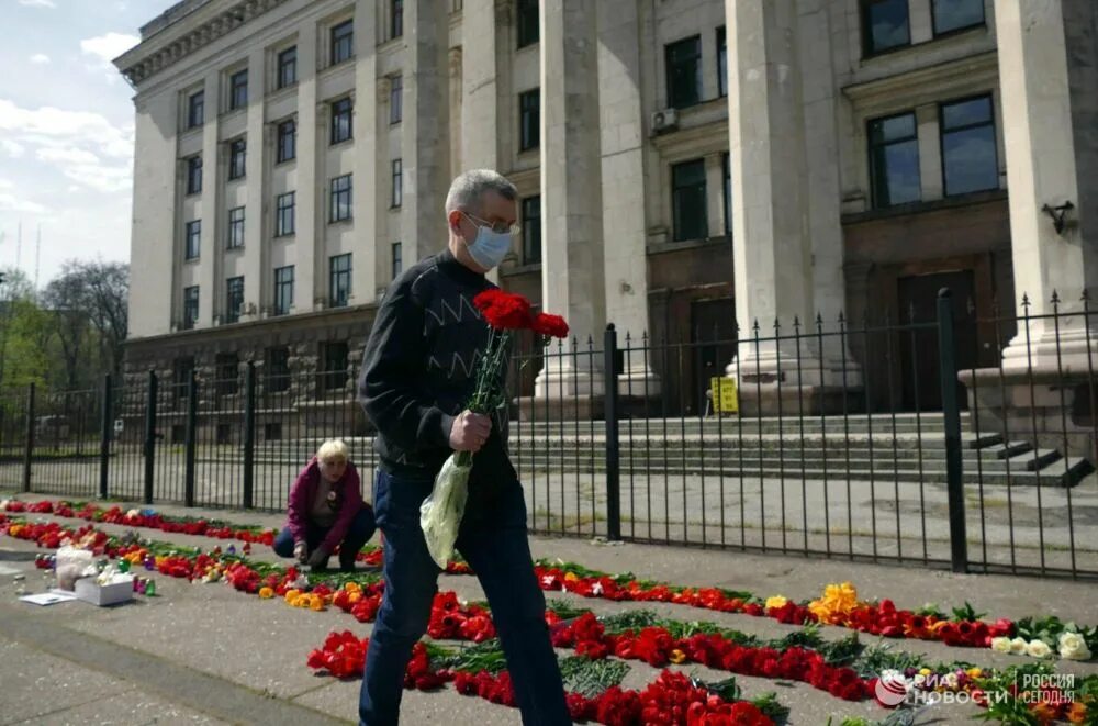 Дом профсоюзов в Одессе 2 мая 2014. Одесса 2014 дом профсоюзов. Одесса дом профсоюзов трагедия 2014. Мужчина 2 мая