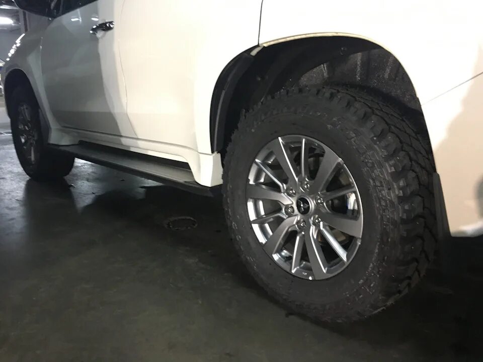 Паджеро спорт размер шин. 265/70 R18 Mitsubishi Pajero Sport 3. 285/60 R18 на Мицубиси Паджеро спорт. 275/65 R18 Mitsubishi Pajero Sport. Pajero Sport 2 265 60 r18.