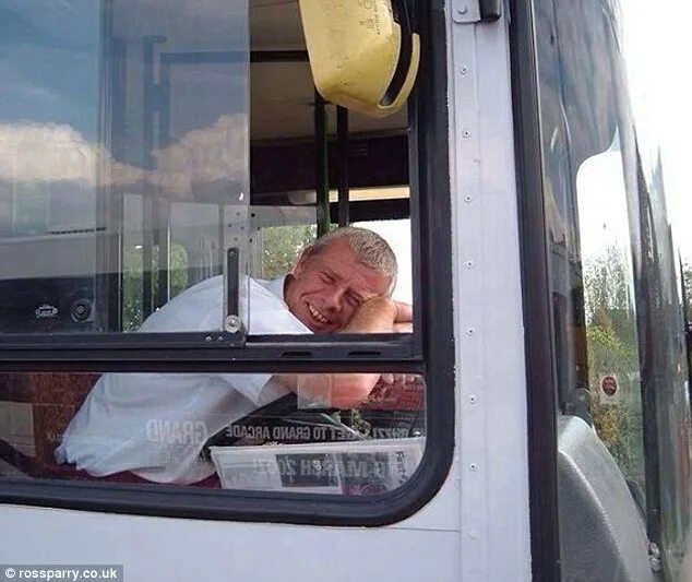 Окно автомобиля. Окно автомобиля снаружи. Водитель в машине. Открытое окно в машине. Открой окно водителя.