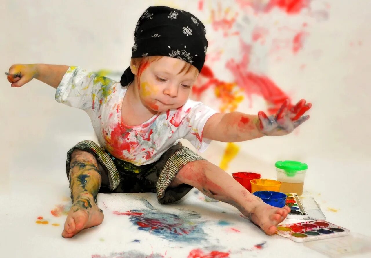 Сколько сидеть с краской. Ребенок испачкался в краске. Краски для детей. Детская фотосессия с красками.
