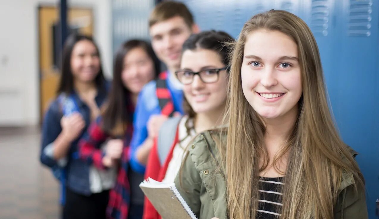 Студенты сидят на подоконнике. Студент за партой. Школьники сша. Student school 21. Student school 21.